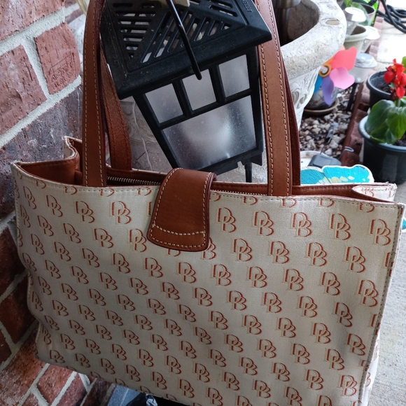 LADIES LARGE HANDBAG BY DOONEY & BOURKE - Picture 5 of 5